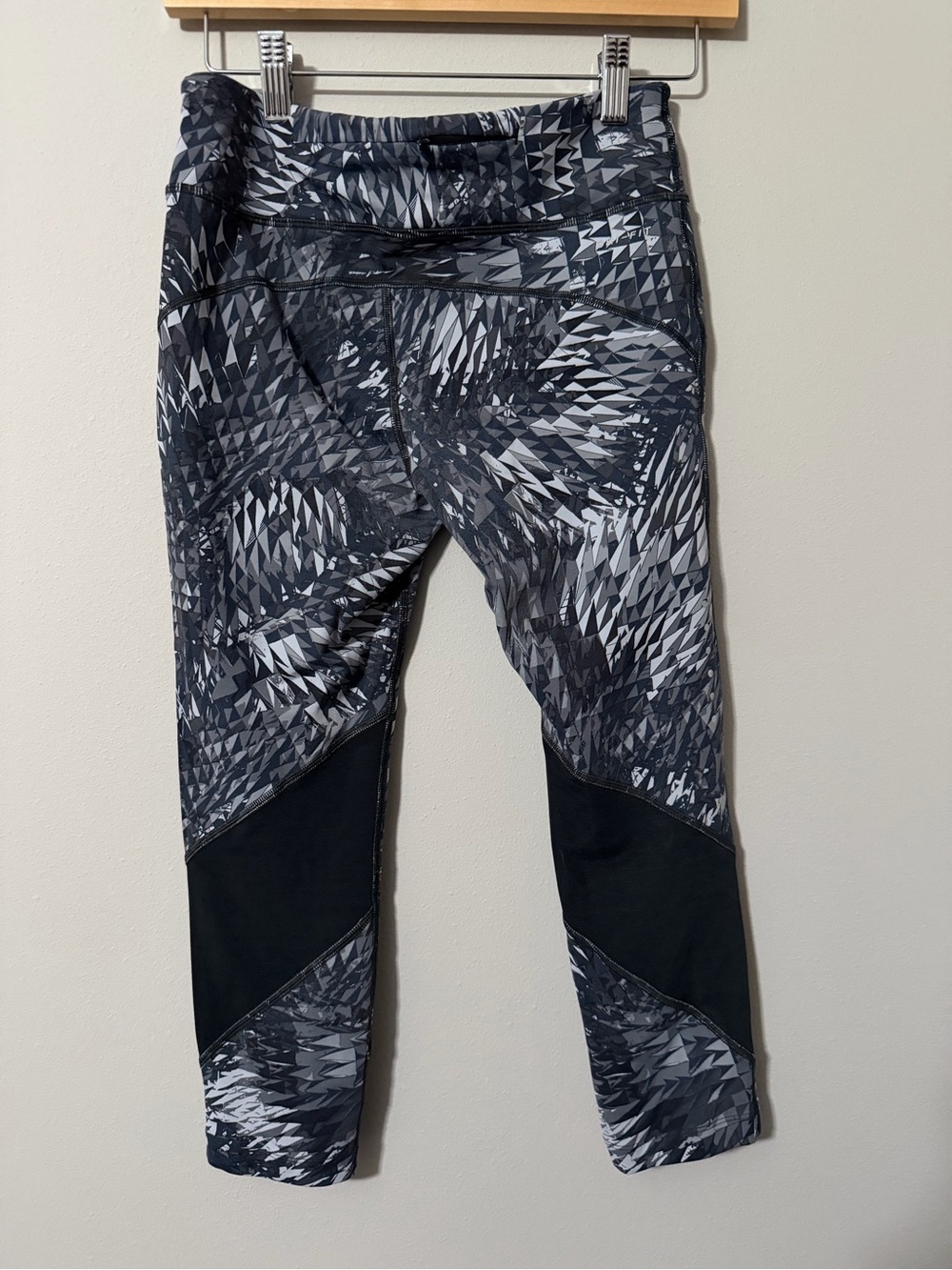 Bundle of 4 Nike DRI-Fit Leggings Women’s Small Crop Athletic Workout Running - Picture 6 of 16